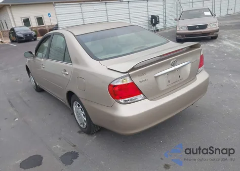 2005 Toyota Camry Le z USA, uszkodzony, nr VIN 4T1BE32K85U079858